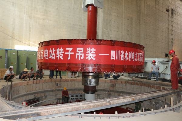 緬甸勐瓦水電站首臺水輪發電機組轉子吊裝成功